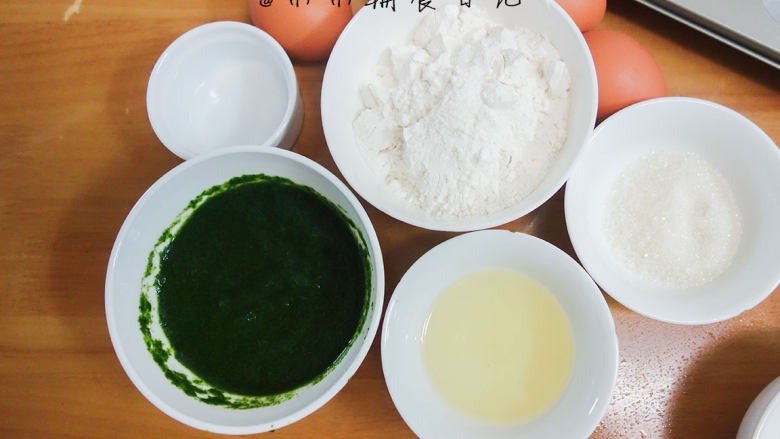 低糖少油菠菜戚风蛋糕,3、 盆里加入30g<a style='color:red;display:inline-block;' href='/shicai/ 140122'>玉米油</a>、70g菠菜汁、盐0.5g混合搅拌均匀,