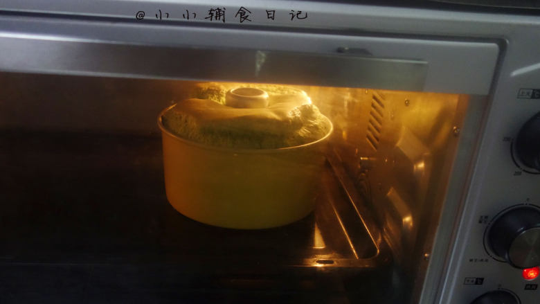 低糖少油菠菜戚风蛋糕,烤箱请提前预热,我一般分好蛋就预热,动作慢的童鞋请在做好蛋黄糊就要开烤箱预热175度。入模后要震几下把大气泡震出来,这样蛋糕会更细腻一点不会有大孔。175度50-60分钟,牙签插到蛋糕中间没蛋糕带出来就是表示熟了(实际温度以自家烤箱为准),一般蛋糕是先膨胀再回缩再烤5-10分钟差不多熟了,多做几次就会掌握了