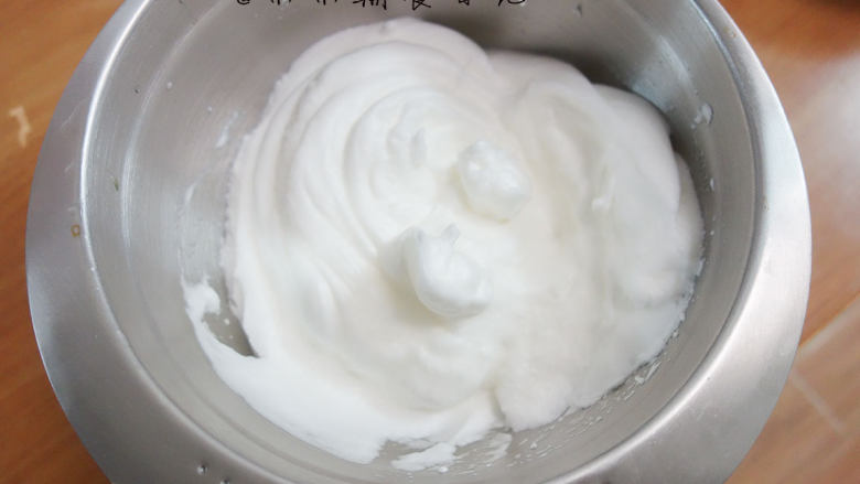低糖少油菠菜戚风蛋糕,打发注意的就是容器要无水无油,打蛋头也是一样,一定要无水无油!!!分离好五个蛋白+几滴白醋或者柠檬汁,打到中性发泡,打蛋盆倒扣不会动,蛋白细腻有光泽,有一个小弯沟的状态