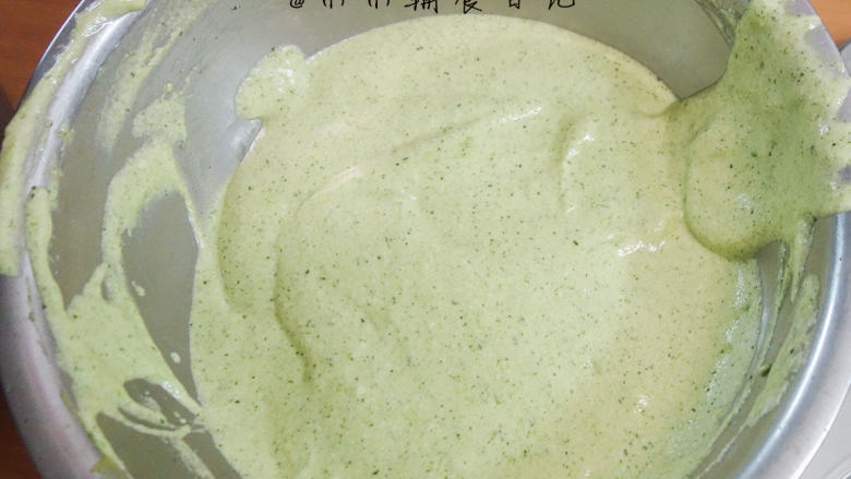 低糖少油菠菜戚风蛋糕,蛋白糊分二到三次加入蛋黄糊中翻拌,请看清楚是翻拌、切拌,用蛋抽的话Z字形搅拌,