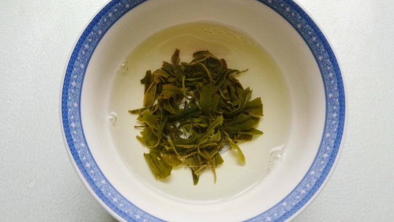 茶香虾仁,<a style='color:red;display:inline-block;' href='/shicai/ 915'>绿茶</a>用50ml沸水冲泡,滗出30ml待用