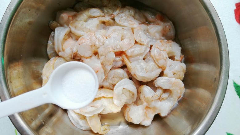 茶香虾仁,取出沥水,放入盐