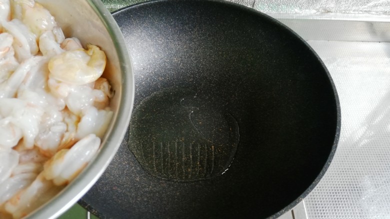 茶香虾仁,锅入油预热，倒入虾仁