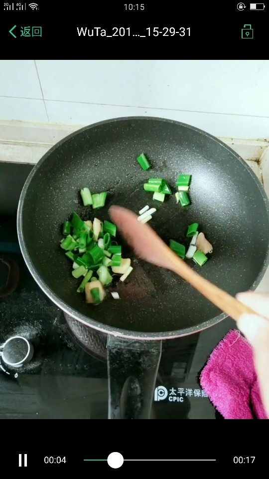 咖喱鸡肉饭,锅里放油，炒香葱花和<a style='color:red;display:inline-block;' href='/shicai/ 37'>姜</a>片！