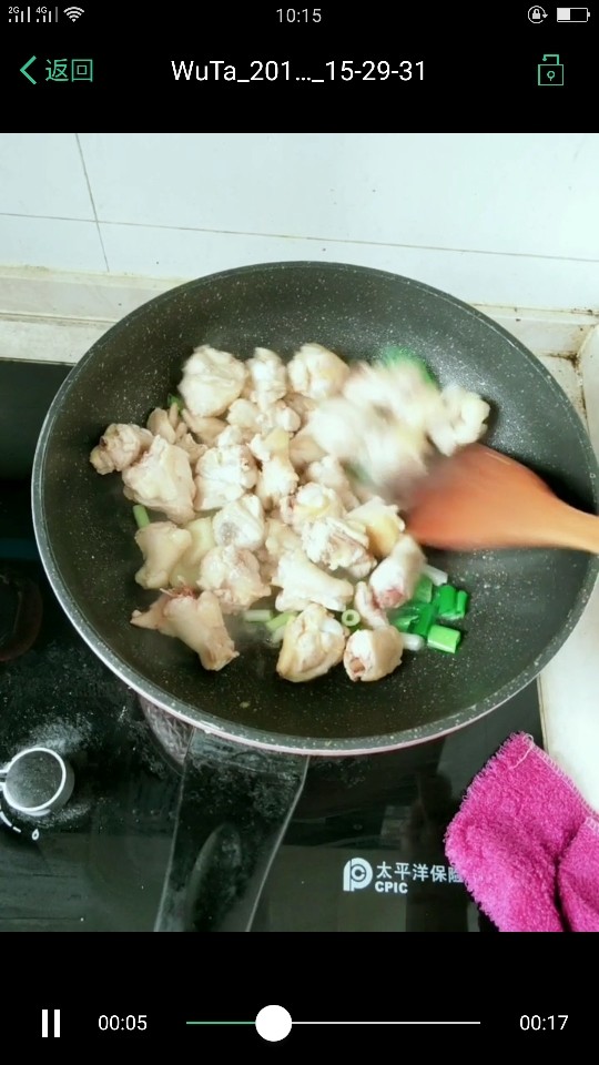 咖喱鸡肉饭,倒入焯好水的鸡腿，(鸡腿切成小块，凉水下锅焯水，焯到变色，洗干净！)炒两分钟！
