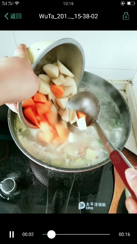 咖喱鸡肉饭,炖十分钟，加入<a style='color:red;display:inline-block;' href='/shicai/ 23'>土豆</a>块和<a style='color:red;display:inline-block;' href='/shicai/ 25'>胡萝卜</a>块！