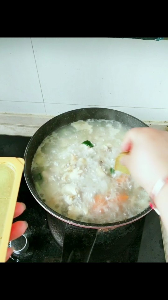 咖喱鸡肉饭,再炖十分钟。加入<a style='color:red;display:inline-block;' href='/shicai/ 10650'>咖喱块</a>！