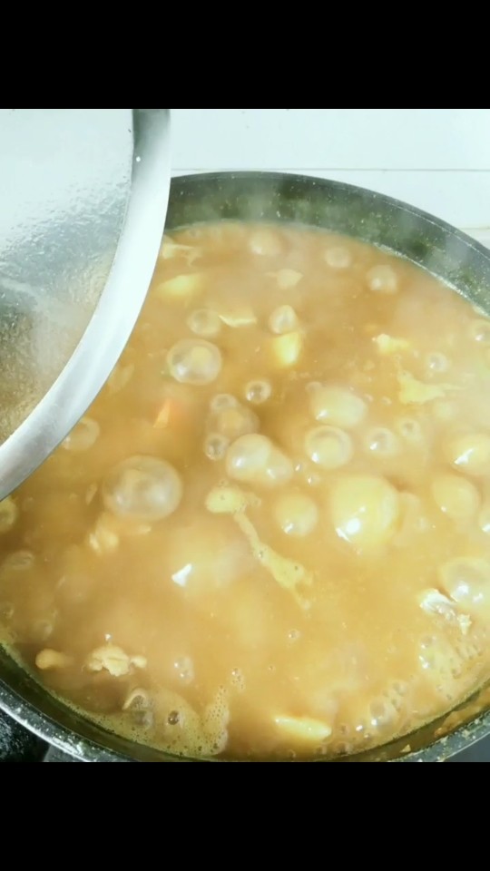 咖喱鸡肉饭,加入完咖喱块在炖十分钟。就可以啦！