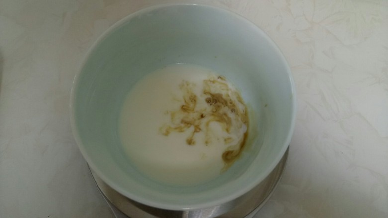 可可味葡萄干瓜子仁司康,牛奶加入醋,搅拌均匀