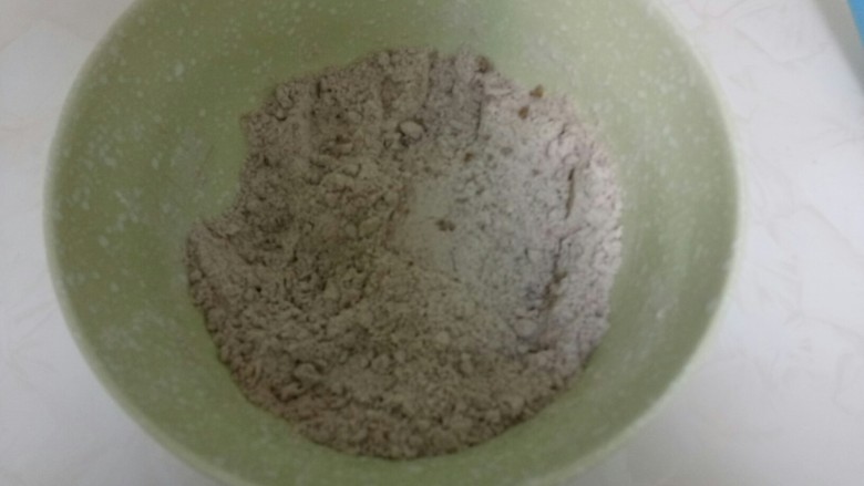 可可味葡萄干瓜子仁司康,搅拌均匀,加入盐。