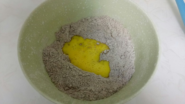 可可味葡萄干瓜子仁司康,搅拌均匀,加入搅拌均匀的鸡蛋,留10克蛋液最后刷司康面。