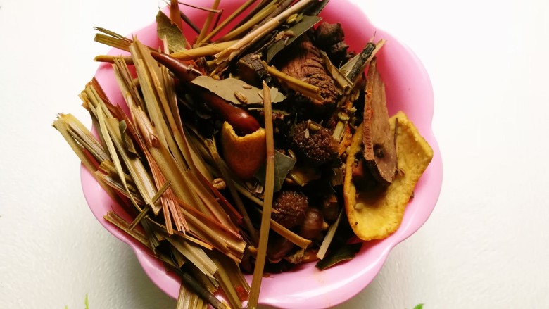 萝卜炖牛尾,准备常用的炖肉<a style='color:red;display:inline-block;' href='/shicai/ 3742'>香料</a>清洗,沥干水备用
