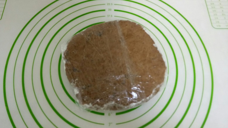可可味葡萄干瓜子仁司康,整形,约3公分厚。