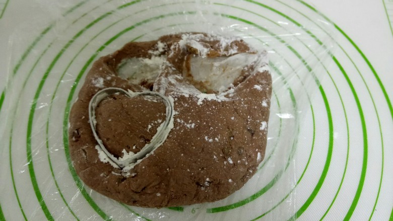 可可味葡萄干瓜子仁司康,冰箱冷藏20分钟松弛,用自己喜欢的模具粘上低筋面粉切出自己喜欢的样子。