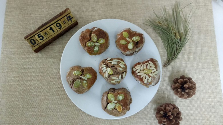可可味葡萄干瓜子仁司康,烤箱190度预热6分钟,190度烤20分钟,晾凉盛入盘中。