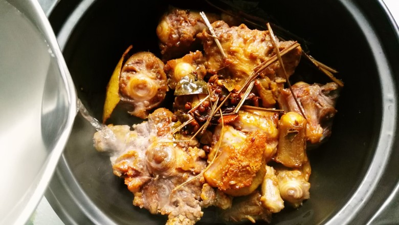 萝卜炖牛尾,加入热开水,落过食材即可