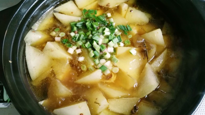 萝卜炖牛尾,炖至萝卜熟烂,撒入<a style='color:red;display:inline-block;' href='/shicai/ 3348'>青蒜</a>粒