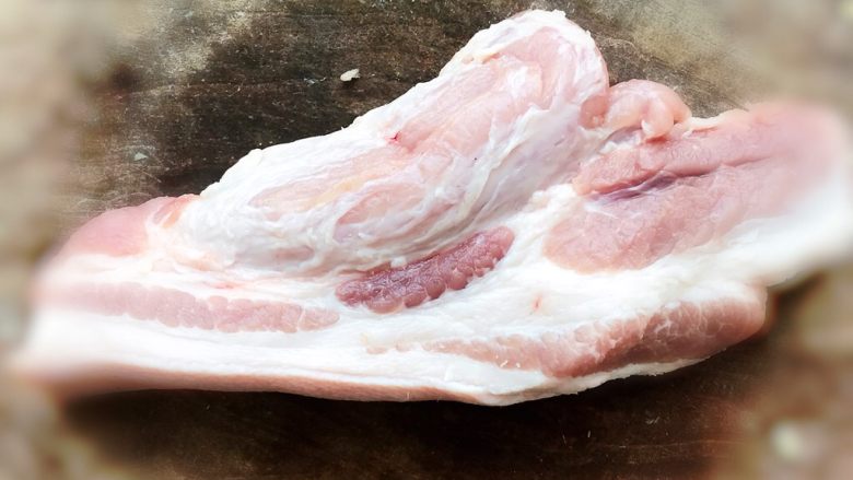 农家小炒肉,五花肉切薄片，放盐白胡椒粉 鸡粉 十三香腌制一会