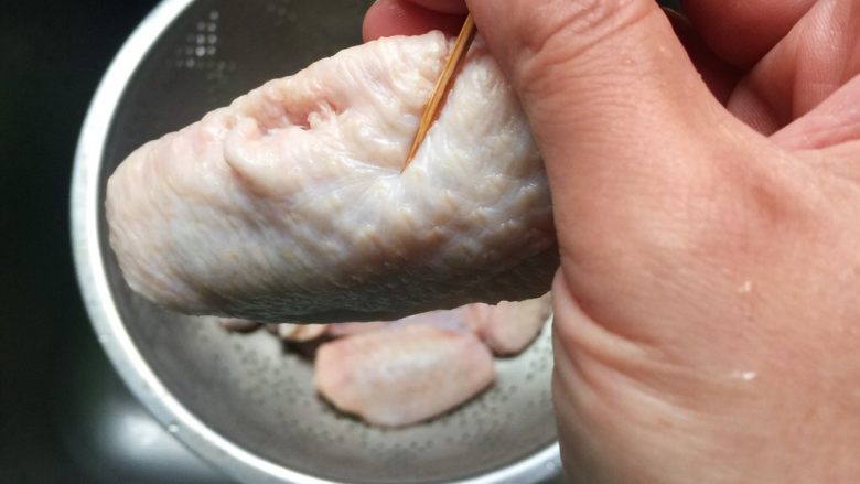 荷叶糯米鸡翅,鸡翅洗净,用牙签戳些小洞,帮助入味