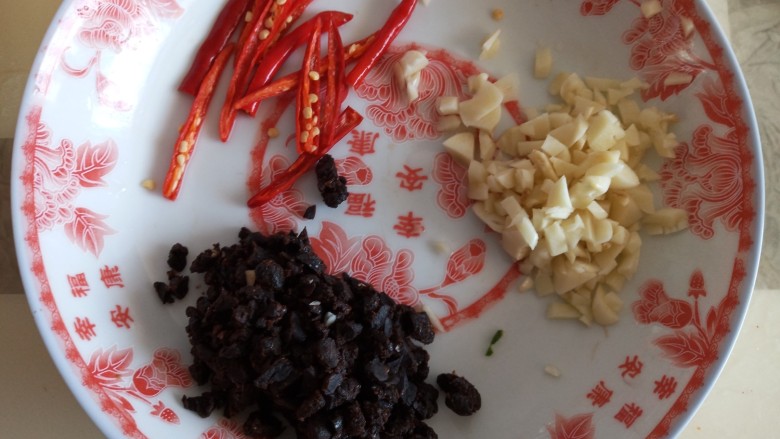 香辣豆豉穿钉鱼,<a style='color:red;display:inline-block;' href='/shicai/ 694'>豆豉</a>,小米辣,蒜分别切开