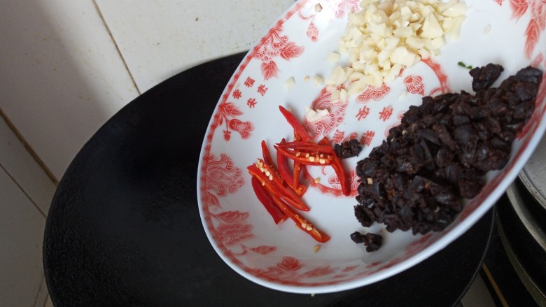 香辣豆豉穿钉鱼,放入蒜蓉豆豉,辣椒爆香