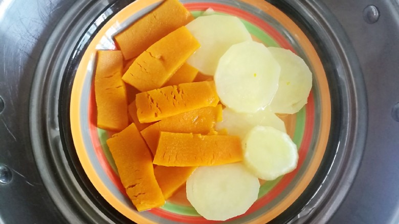 南瓜可乐饼,冷水上锅,大火蒸约15分钟,把南瓜和土豆蒸熟。