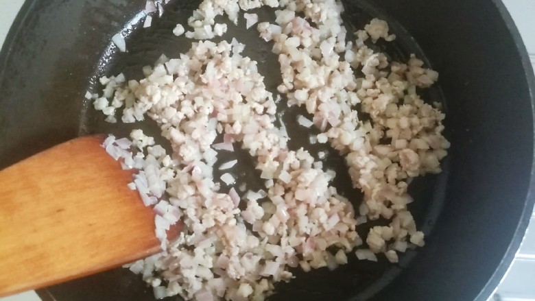 南瓜可乐饼,翻炒约3分钟,至肉糜完全变白。