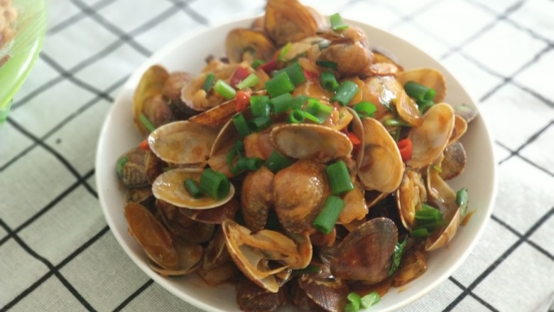辣炒蛤蜊,出锅,撒上葱花