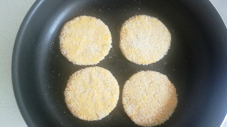 南瓜可乐饼,热锅少油,放入小饼。