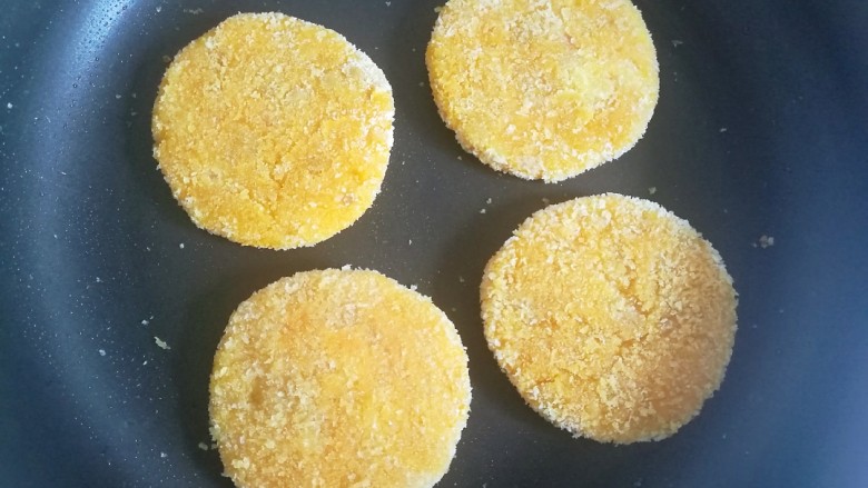 南瓜可乐饼,继续小火煎至两面金黄后,即可出锅。