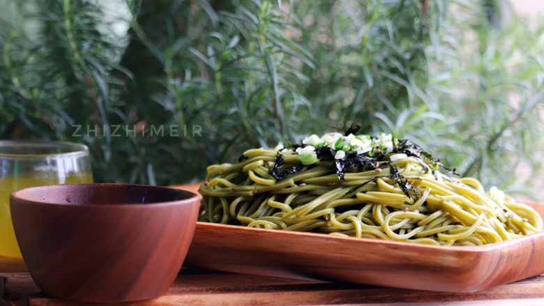 日式抹茶荞麦冷面,撒上紫菜丝，<a style='color:red;display:inline-block;' href='/shicai/ 157'>小葱</a>，熟芝麻，面汁加入<a style='color:red;display:inline-block;' href='/shicai/ 706'>芥末</a>（不喜欢<a style='color:red;display:inline-block;' href='/shicai/ 706'>芥末</a>味道也可以不加）