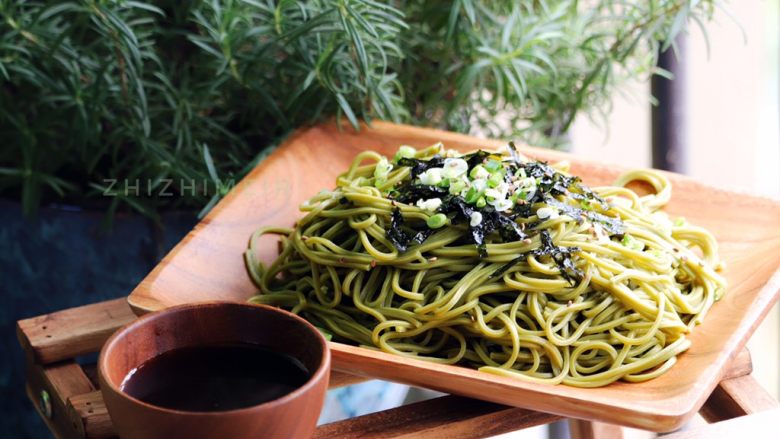 日式抹茶荞麦冷面,抹茶荞麦面放入开水大火煮3分钟捞出，冰水冲凉，沥水装盘