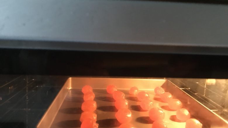 蛋黄酥,送进提前预热好的烤箱中层上下火150度8分钟