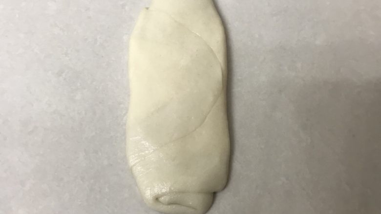 蛋黄酥,用手掌按压