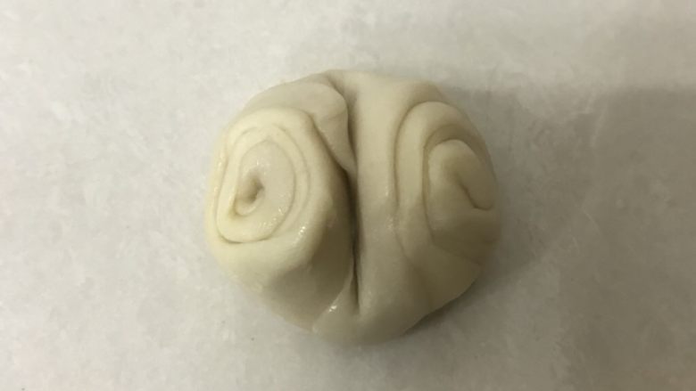 蛋黄酥,取一条面团用手指在中间压一下