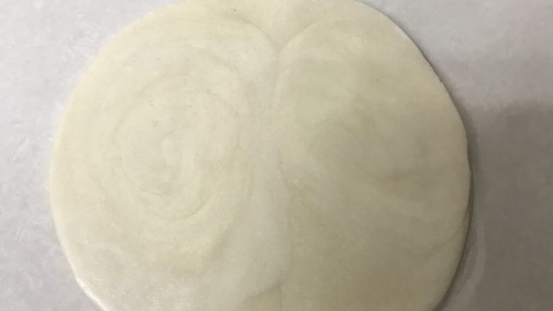 蛋黄酥,用手掌按扁再用擀面杖向四面擀开