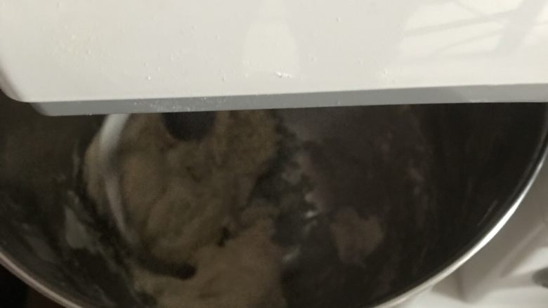 蛋黄酥,把油皮材料放入厨师机桶里,揉出膜