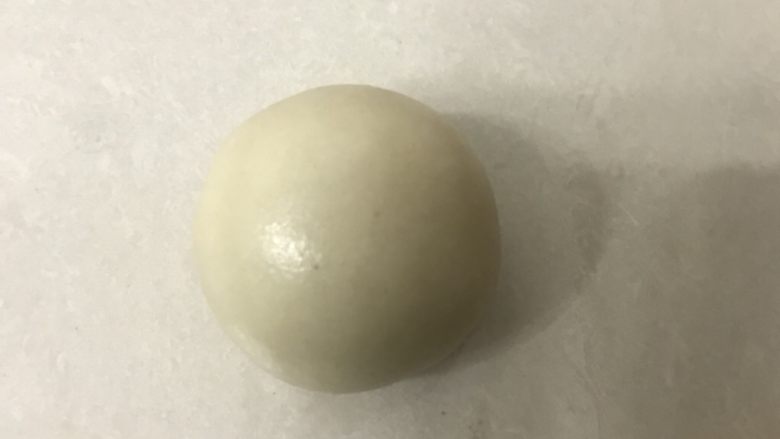 蛋黄酥,收口朝下搓圆