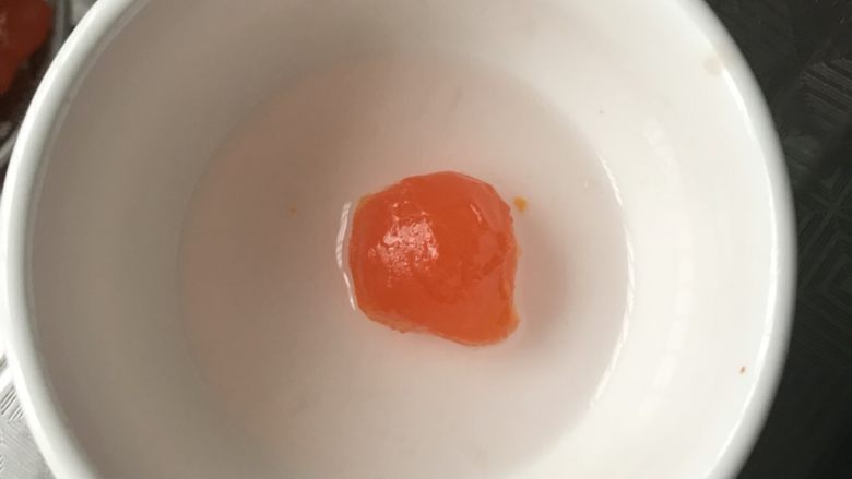 蛋黄酥,先把盐鸭蛋黄滚高度白酒