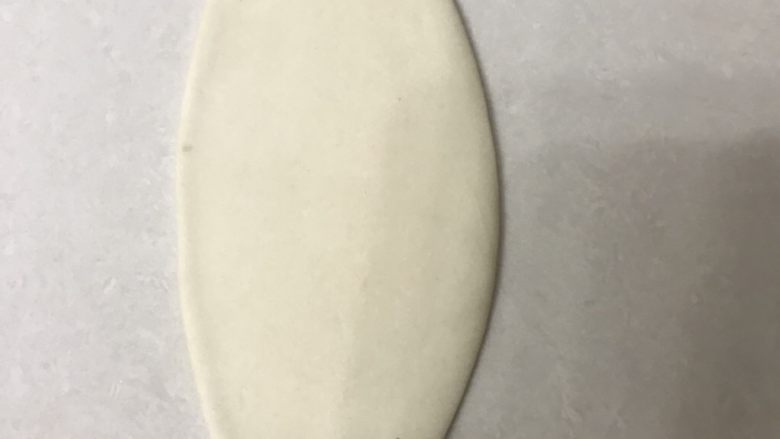 蛋黄酥,取先做好的面团擀成长舌形