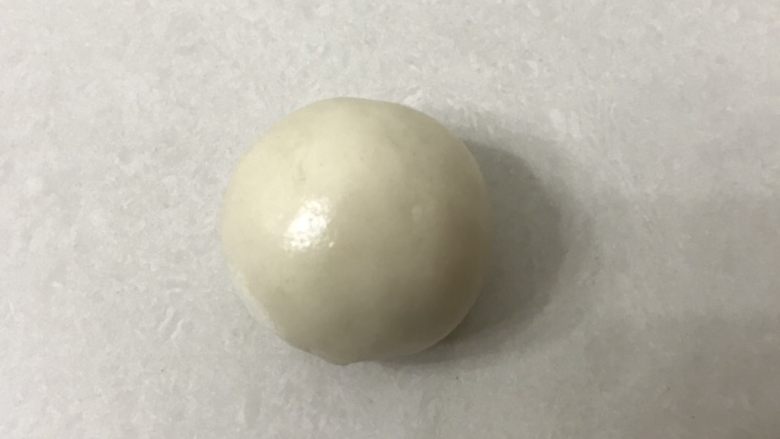 蛋黄酥,捏紧收口收口朝下,用两手搓圆
