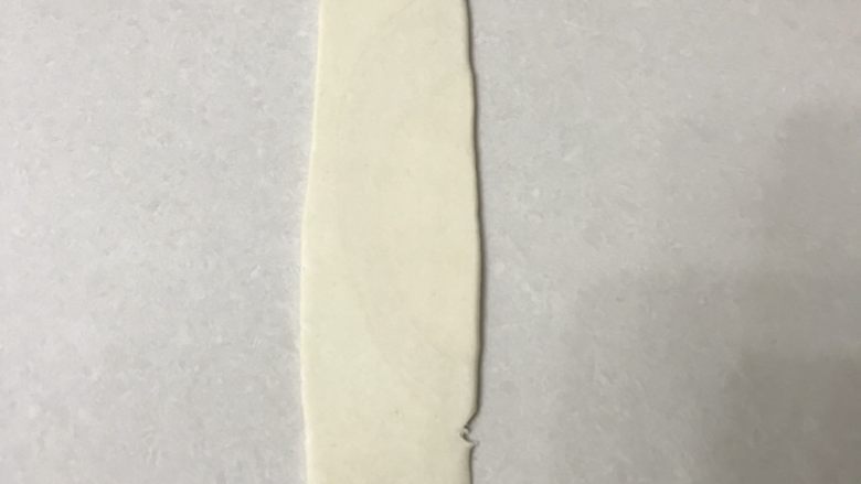 蛋黄酥,擀成长舌形