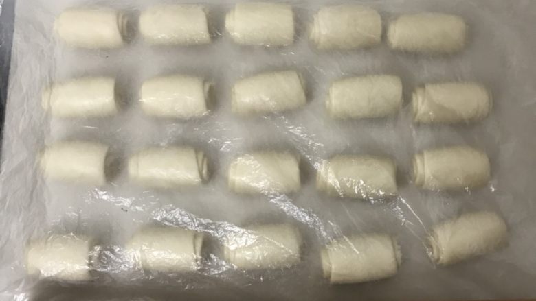 蛋黄酥,全部卷完,盖上保鲜膜松弛30分钟