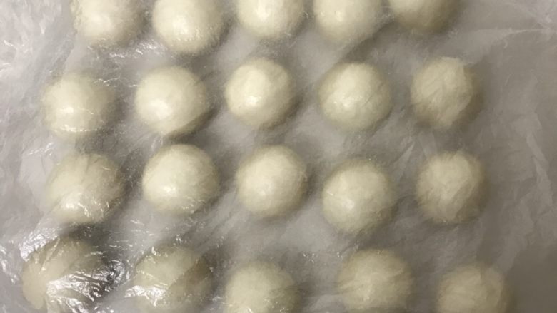 蛋黄酥,完成做完,盖上保鲜膜