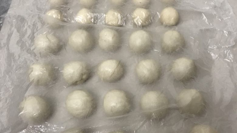 蛋黄酥,把油酥和油皮面团各分成20份