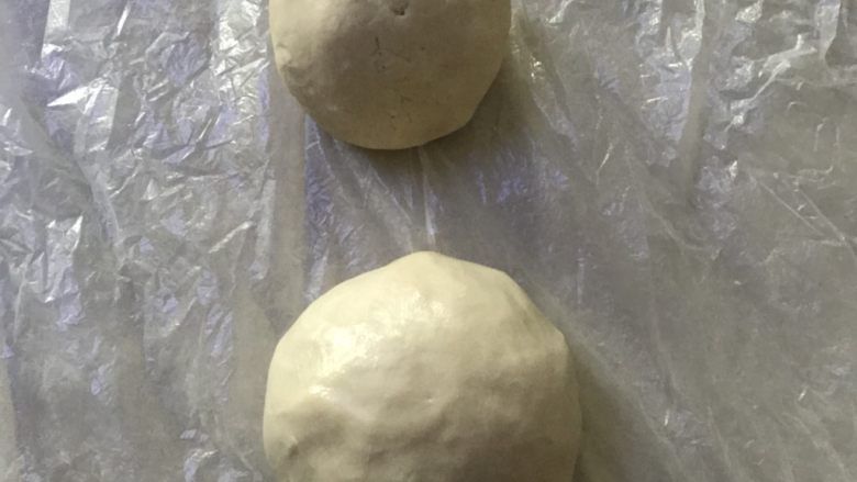 蛋黄酥,把油皮面团和油酥面团包上保鲜膜松弛1小时左右