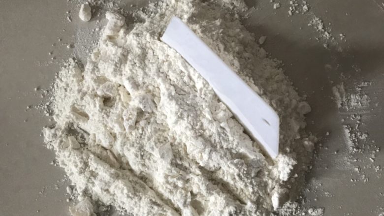 蛋黄酥,油酥食材放桌上先用刮板切拌,再用手揉成光滑面团