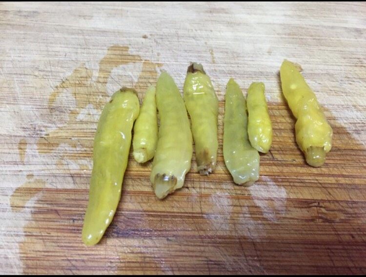 酸爽萝卜条,泡椒根据个人口味,喜欢辣可多放