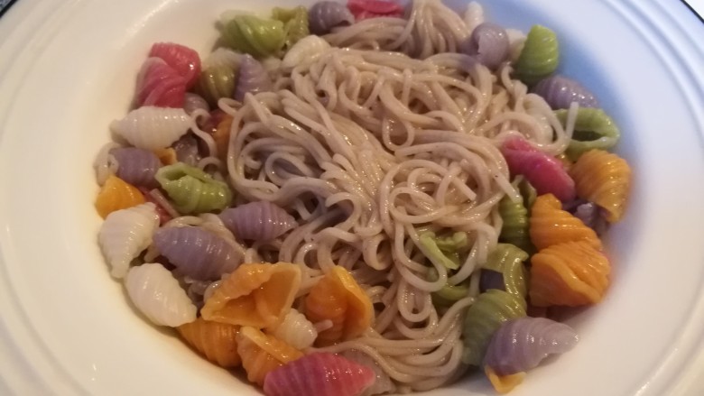 红烧牛肉面(宝宝版),捞出摆盘,加少许芝麻油或橄榄油拌一下待用。
