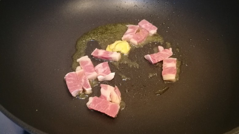 红烧牛肉面(宝宝版),热锅冷油下<a style='color:red;display:inline-block;' href='/shicai/ 2800'>生姜</a>和牛肉片。